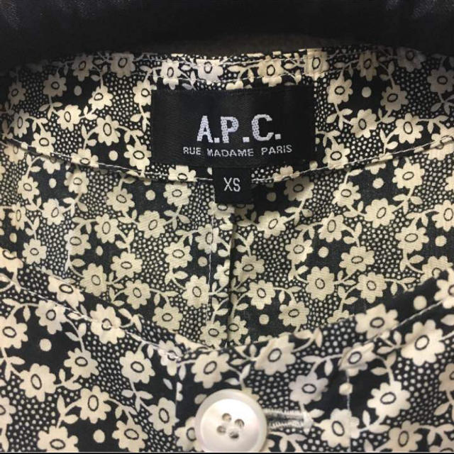 A.P.C(アーペーセー)のA.P.C. アーペーセー 即完売！小花柄 ロンパース オールインワン レディースのパンツ(オールインワン)の商品写真