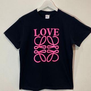 男女兼用　LOVEパロディ Tシャツ（黒×ピンク）(Tシャツ(半袖/袖なし))