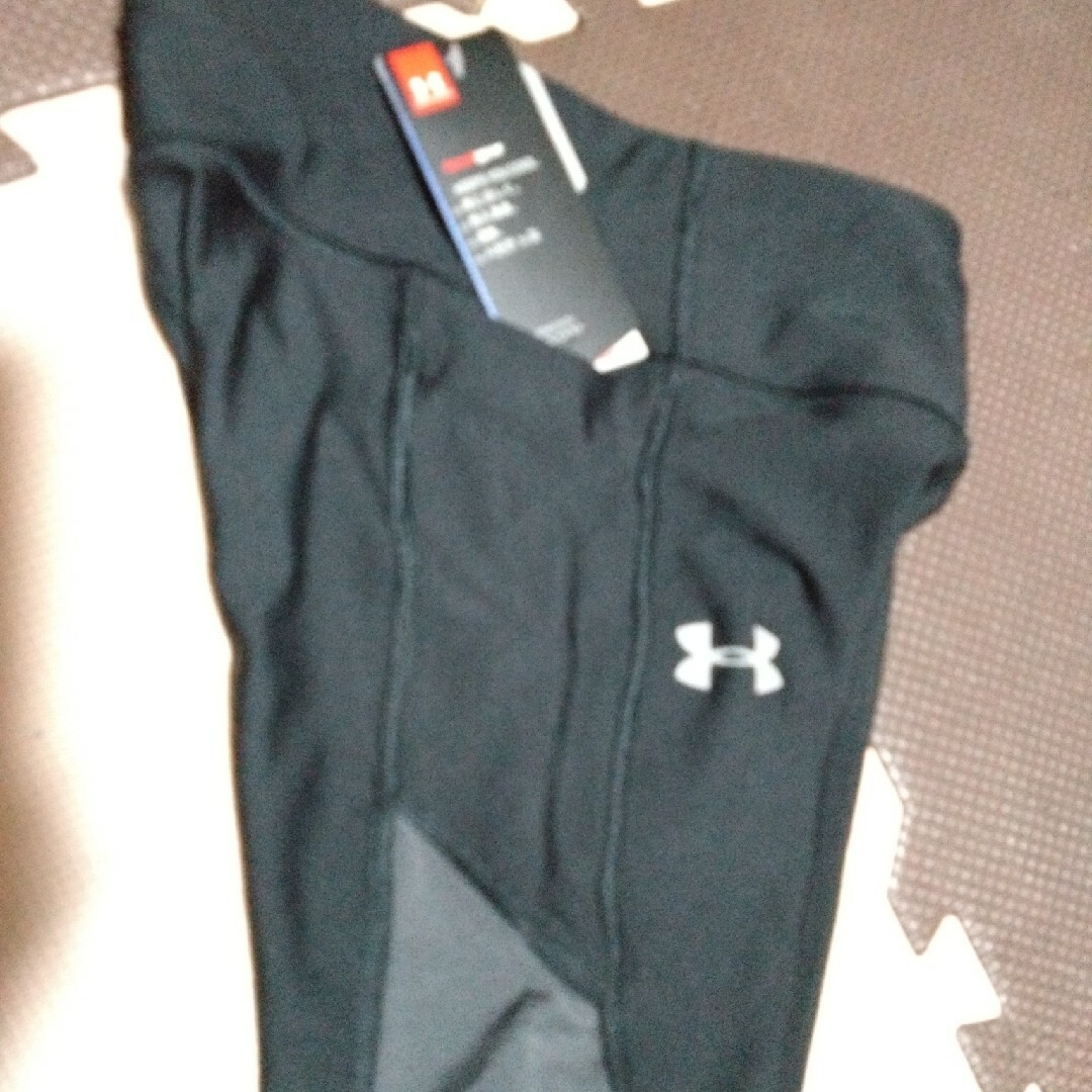 UNDER ARMOUR(アンダーアーマー)の処分　最終値下げ　新品タグ付　Sサイズ　アンダーアーマー　７部丈　レギンス スポーツ/アウトドアのトレーニング/エクササイズ(トレーニング用品)の商品写真