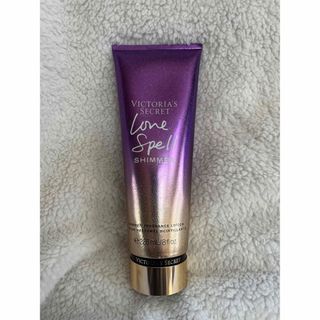 ヴィクトリアズシークレット(Victoria's Secret)の【匿名配送 新品】ヴィクトリアシークレット ボディクリーム ラブスペル シマー(ボディクリーム)