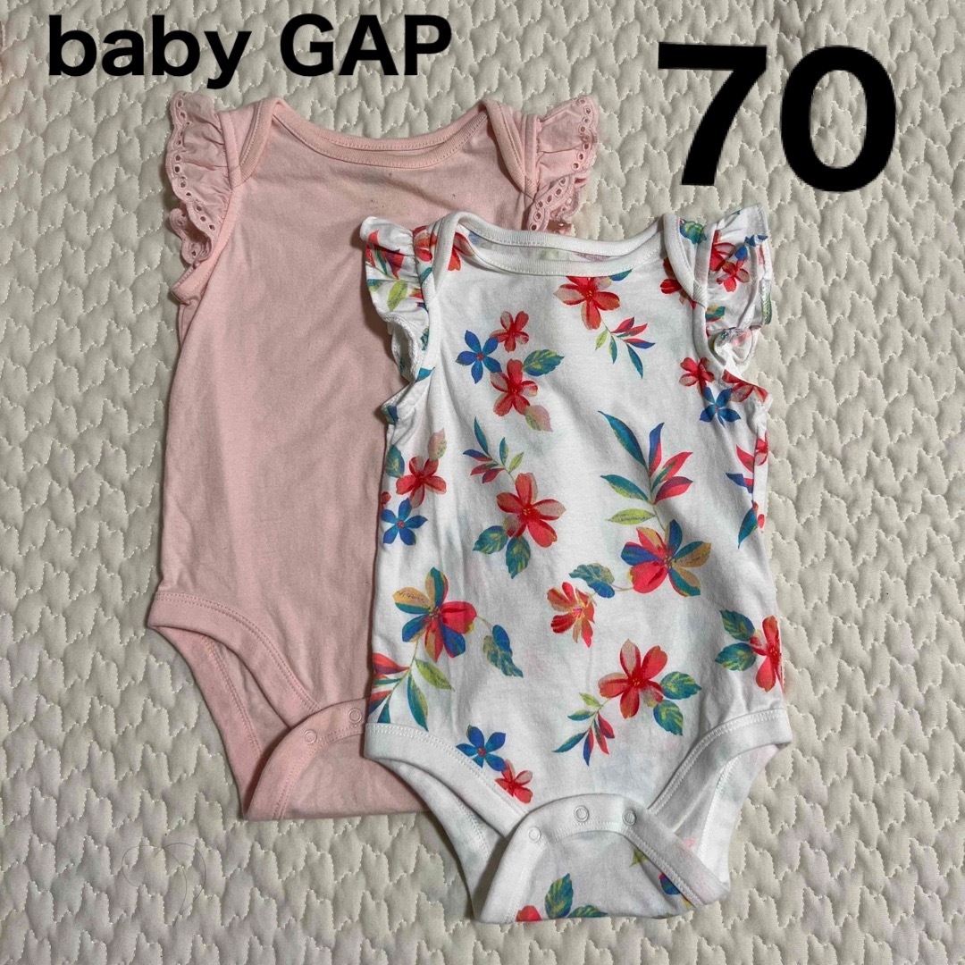 babyGAP(ベビーギャップ)のbaby GAP ロンパース　花柄　無地ピンク　2枚セット70 キッズ/ベビー/マタニティのベビー服(~85cm)(ロンパース)の商品写真