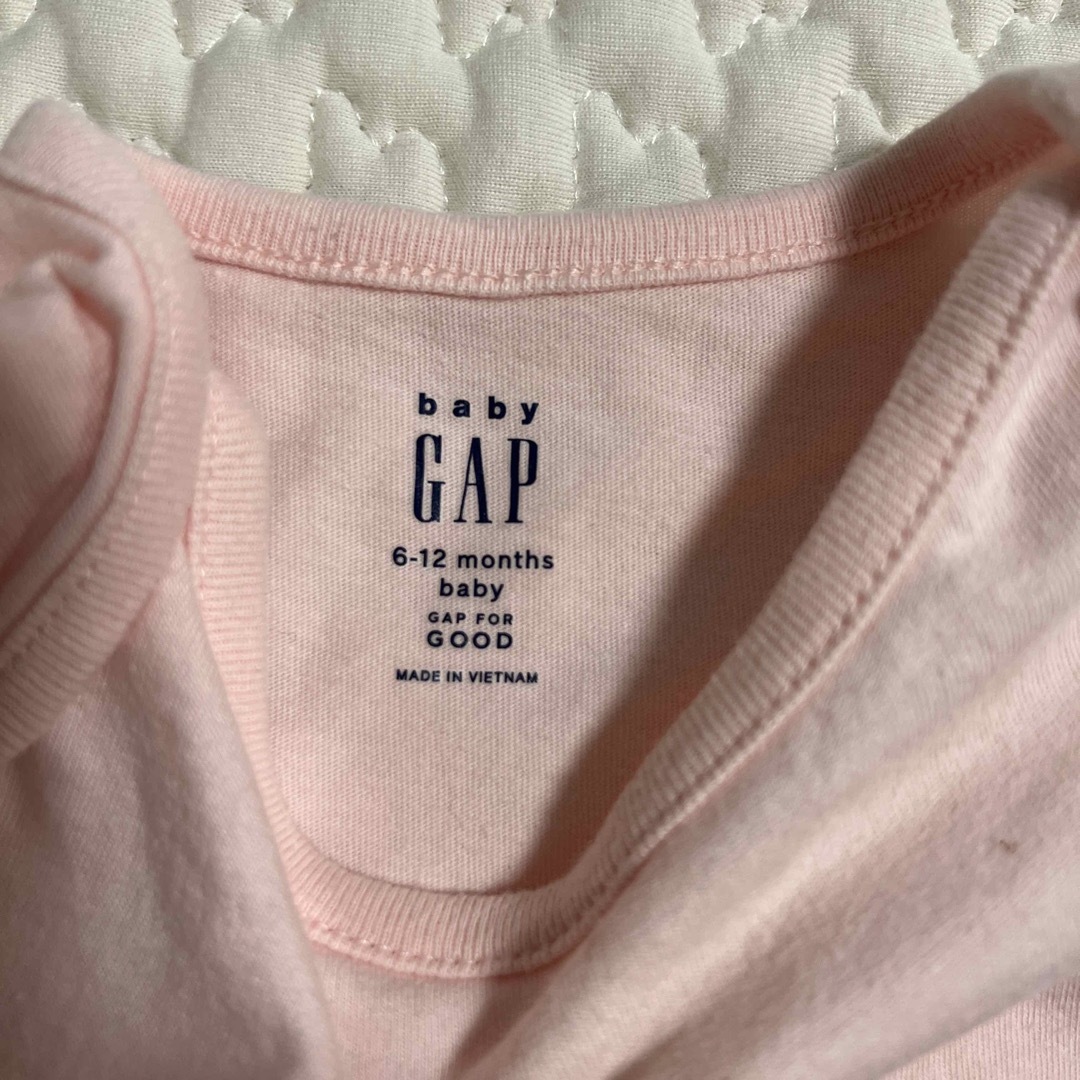 babyGAP(ベビーギャップ)のbaby GAP ロンパース　花柄　無地ピンク　2枚セット70 キッズ/ベビー/マタニティのベビー服(~85cm)(ロンパース)の商品写真