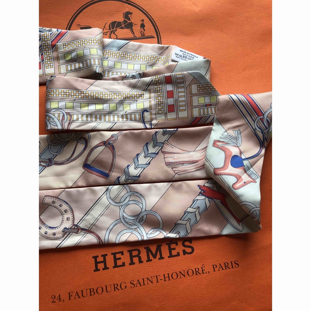 Hermes(エルメス)の美品　エルメス　ツイリー   馬勒とチャーム レディースのファッション小物(バンダナ/スカーフ)の商品写真