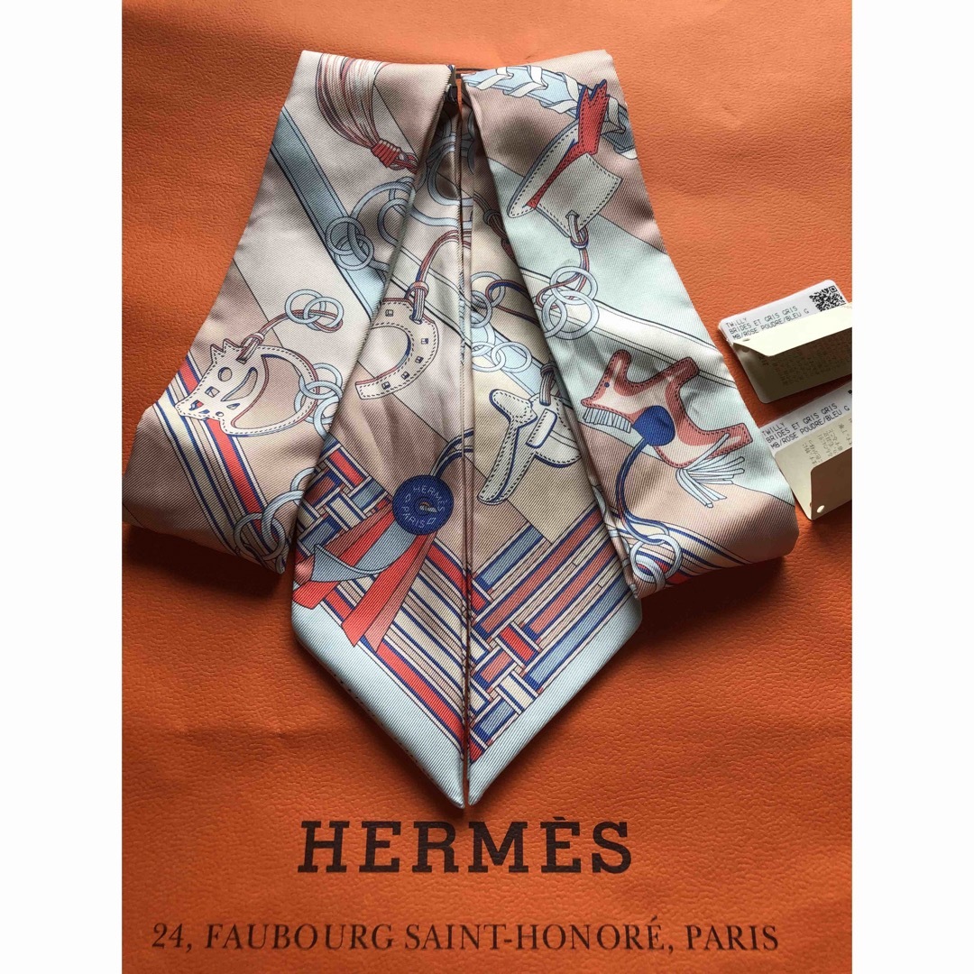 Hermes(エルメス)の美品　エルメス　ツイリー   馬勒とチャーム レディースのファッション小物(バンダナ/スカーフ)の商品写真