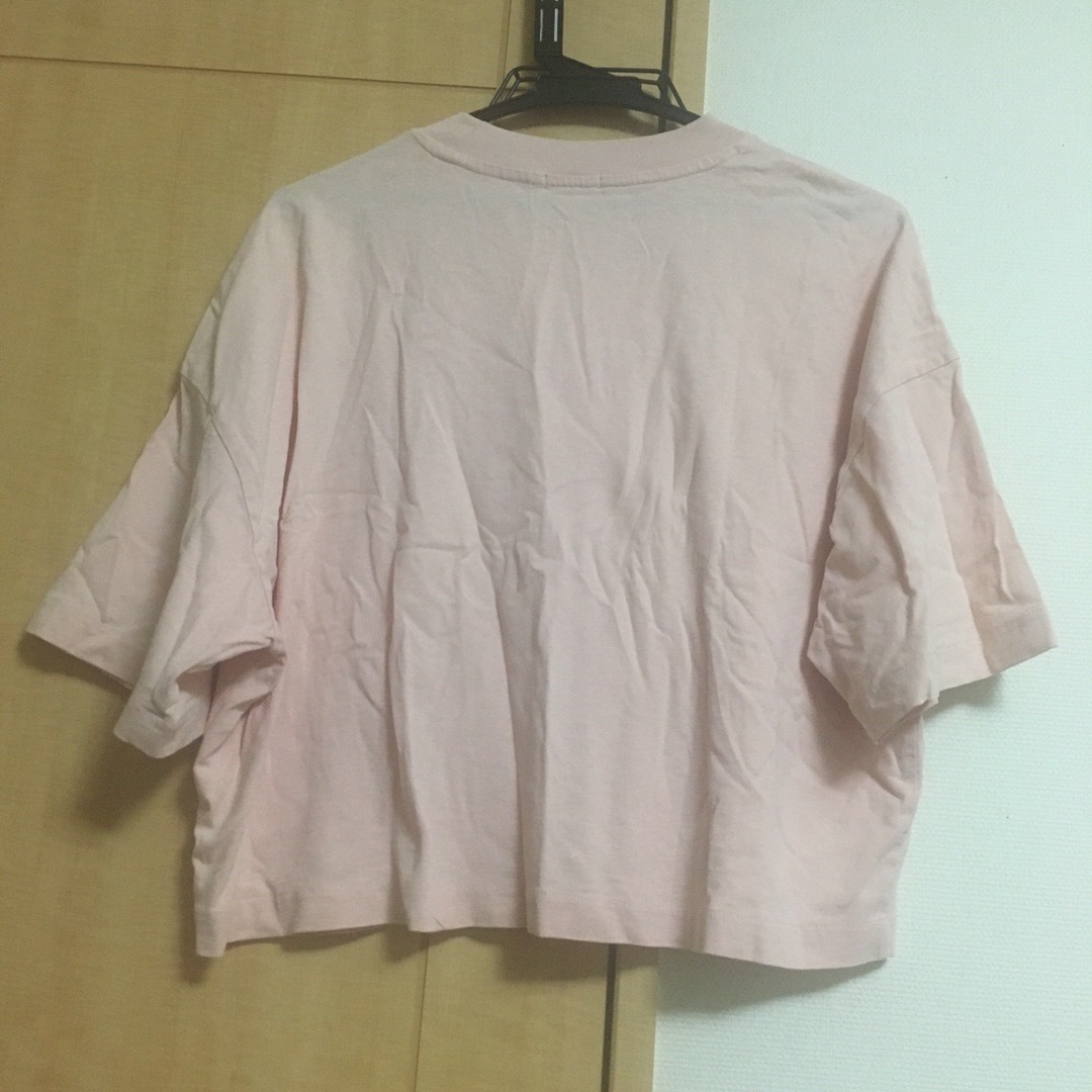 GU(ジーユー)のピンク　クロップドTシャツ レディースのトップス(Tシャツ(半袖/袖なし))の商品写真