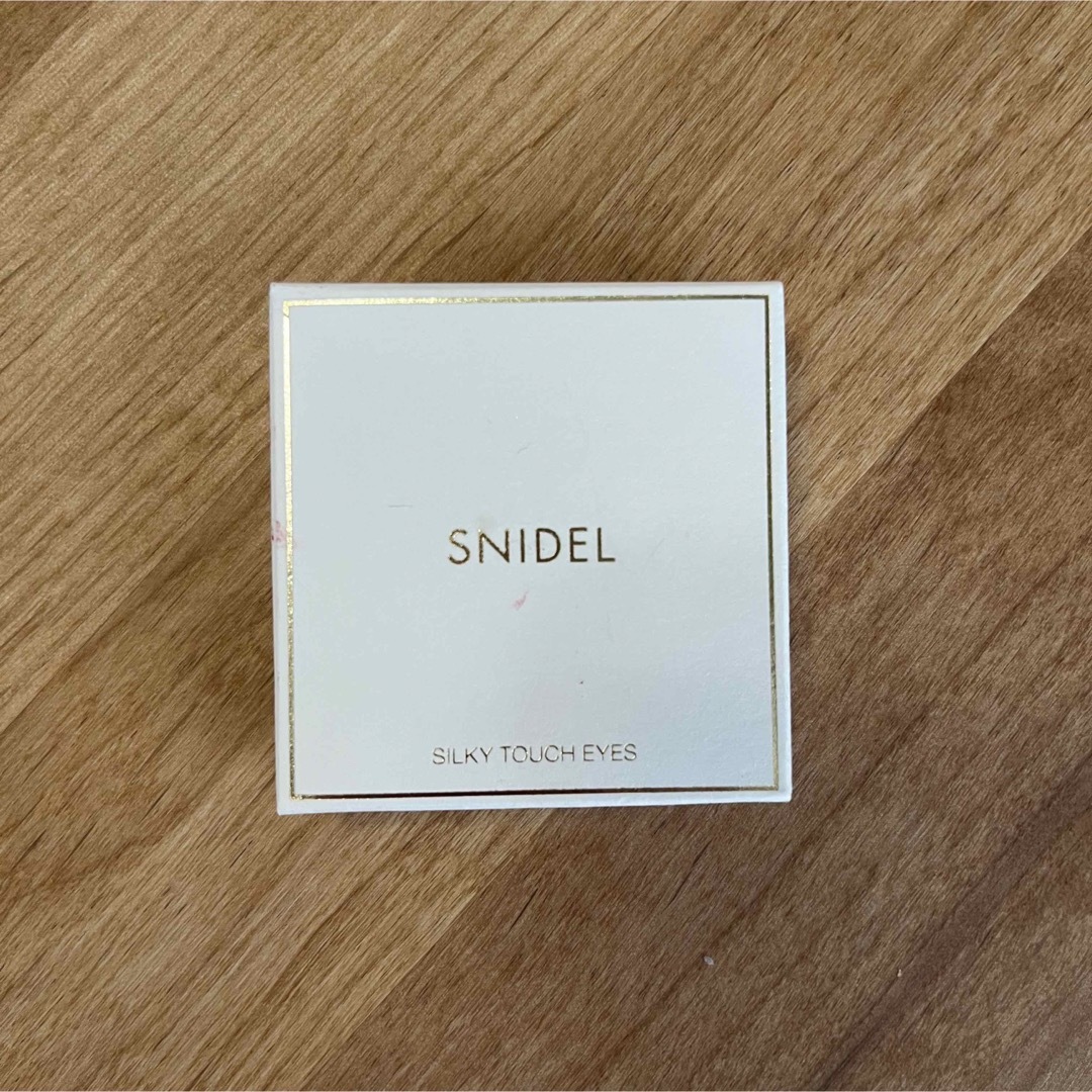 SNIDEL(スナイデル)のSNIDEL シルキータッチアイズ 04  Misty Morning 未使用 コスメ/美容のベースメイク/化粧品(アイシャドウ)の商品写真