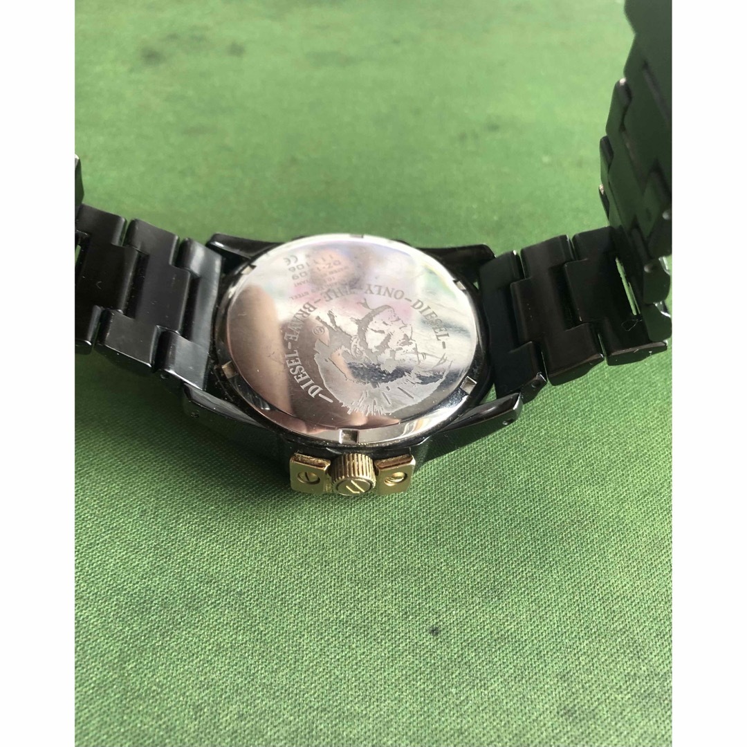 DIESEL(ディーゼル)のDIESEL ディーゼル 腕時計　10BAR 黒/金　ブラック/ゴールド メンズの時計(腕時計(アナログ))の商品写真