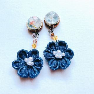 揺れるつまみ細工のお花ピアス　デニム生地　つまみ細工　ピアス　イヤリング　和(ピアス)