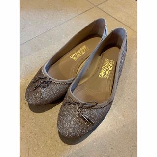 サルヴァトーレフェラガモ(Salvatore Ferragamo)の美品　フェラガモ　フラット　ゴールドグリッター　サイズ7 1/2(バレエシューズ)