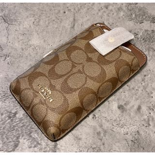 コーチ(COACH)の新品 COACH コーチ スマホショルダー クロスボディ カーキ シグネチャー(iPhoneケース)