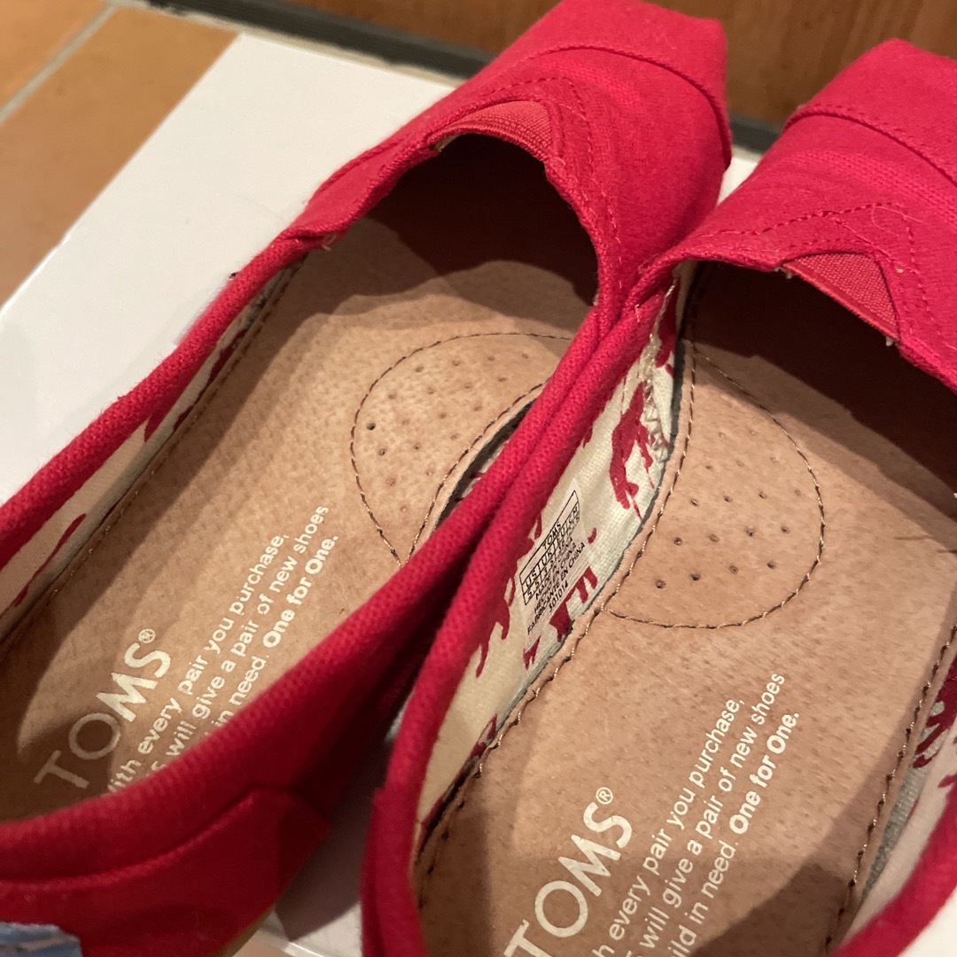 TOMS(トムズ)のトムズ　赤　スリッポン レディースの靴/シューズ(スリッポン/モカシン)の商品写真