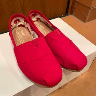 トムズ(TOMS)のトムズ　赤　スリッポン(スリッポン/モカシン)