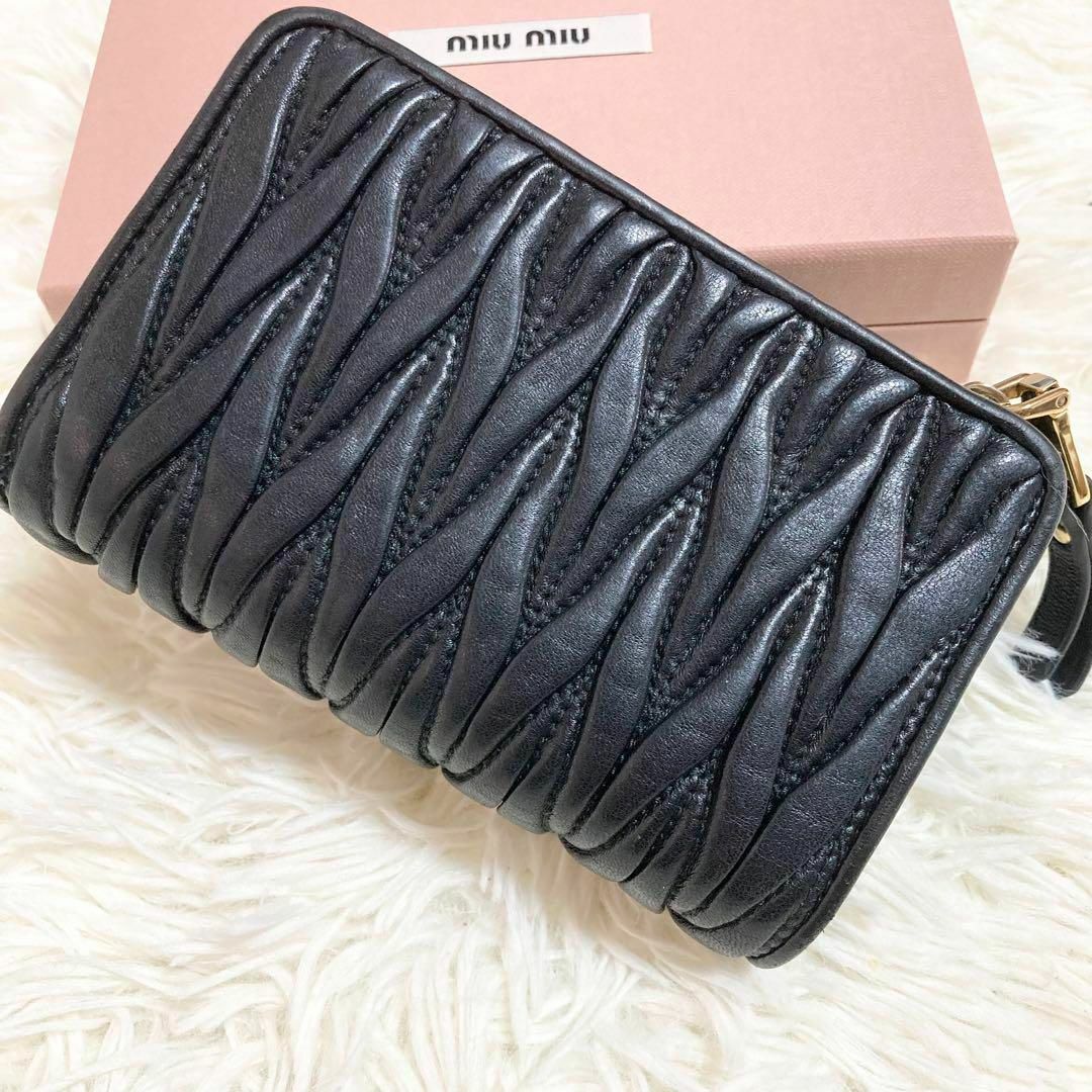 極美品 ミュウミュウ マテラッセ 折財布 ブラック ゴールド金具 シープ