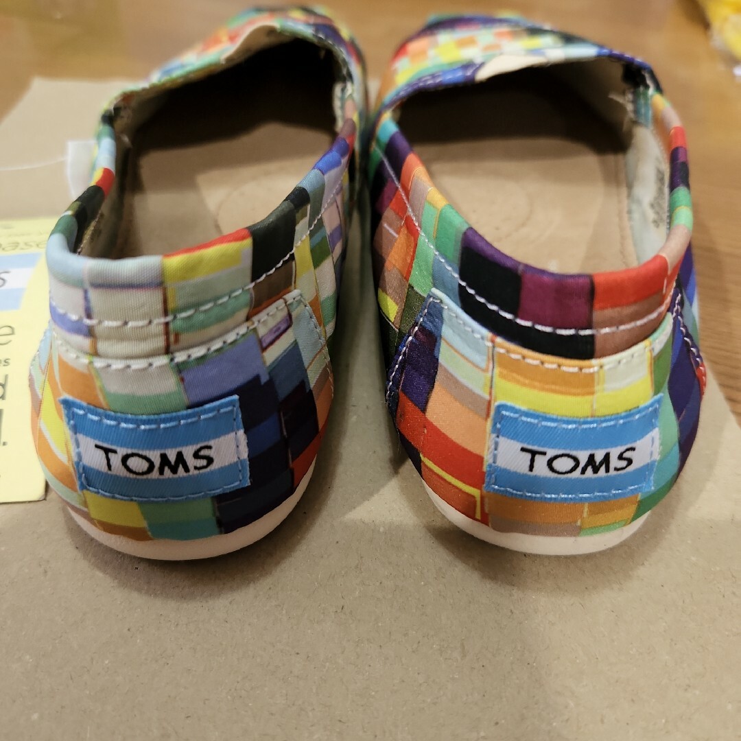 TOMS(トムズ)のhide様専用　【新品】　TOMS　トムス　キッズ靴　22.5cm　スリッポン キッズ/ベビー/マタニティのキッズ靴/シューズ(15cm~)(スリッポン)の商品写真