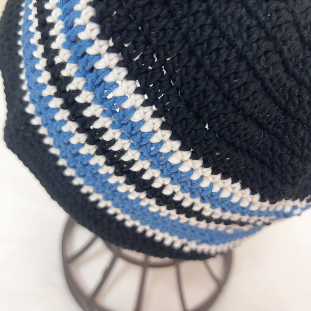 S5【ハンドメイド・完成品】クロシェハット　ニットハット　ボーダー　黒　ブルー ハンドメイドのファッション小物(帽子)の商品写真