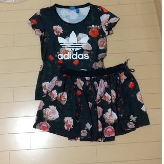 アディダス(adidas)のadidas 薔薇柄 花柄 Tシャツ ミニスカート セットアップ(Tシャツ(半袖/袖なし))