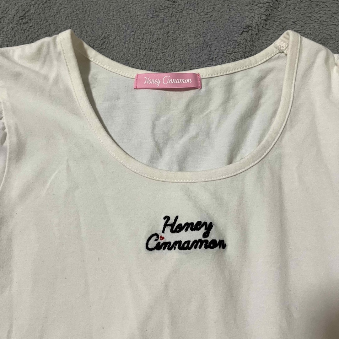 Honey Cinnamon(ハニーシナモン)のHoney Cinnamon 白　ロゴTシャツ レディースのトップス(Tシャツ(半袖/袖なし))の商品写真