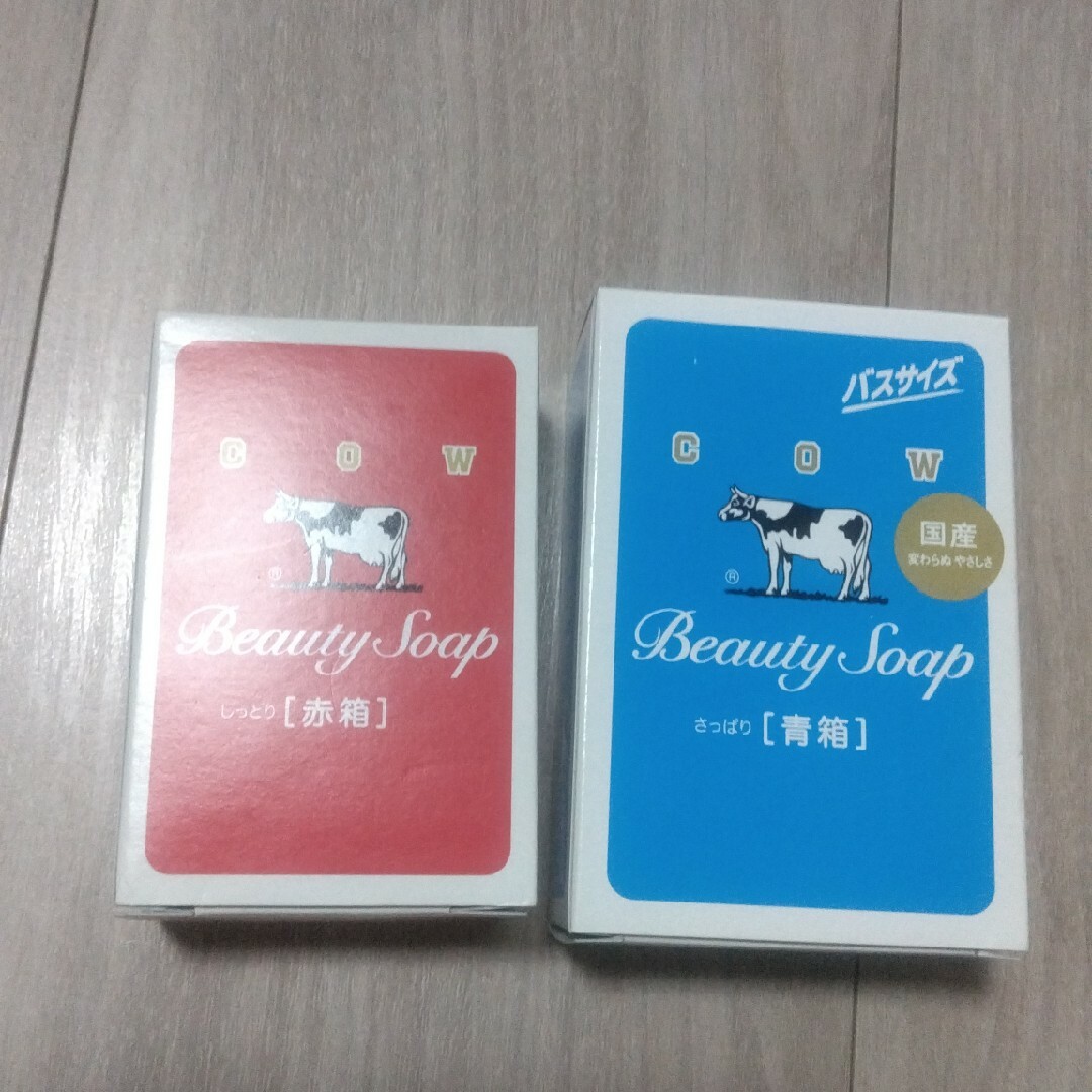 COW(カウブランド)の牛乳石けん 赤箱 青箱 各1個 コスメ/美容のボディケア(ボディソープ/石鹸)の商品写真