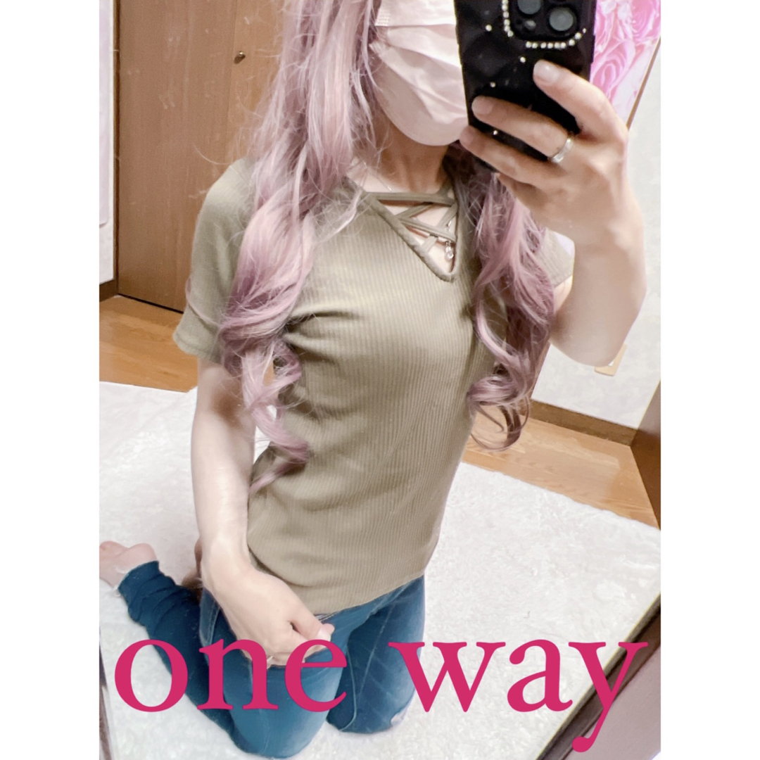 one*way(ワンウェイ)の5256.one way カーキ 胸元クロス Tシャツ レディースのトップス(Tシャツ(半袖/袖なし))の商品写真