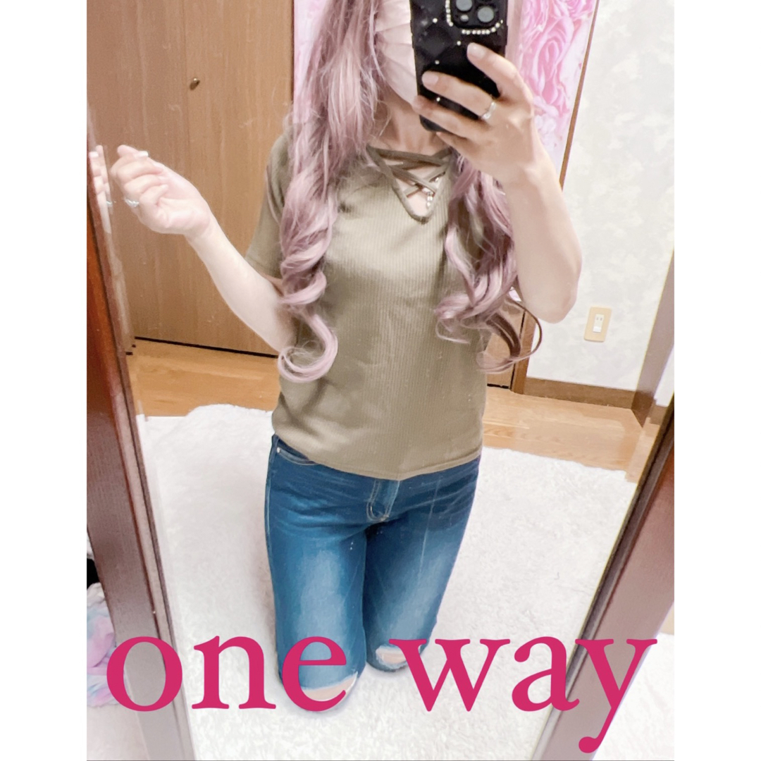 one*way(ワンウェイ)の5256.one way カーキ 胸元クロス Tシャツ レディースのトップス(Tシャツ(半袖/袖なし))の商品写真