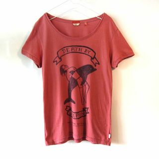 ティーシーエスエス(TCSS)のSOCIETY TCSS　ひょうきんなイラスト入りTシャツ　コーラル(Tシャツ/カットソー(半袖/袖なし))