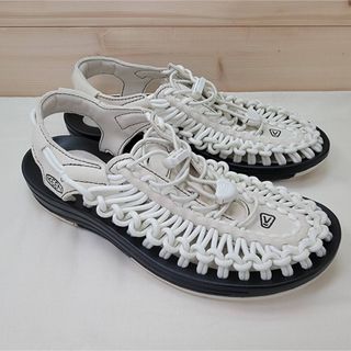 キーン(KEEN)のキーン ユニーク サンダル オフホワイト/ブラック 24㎝(サンダル)