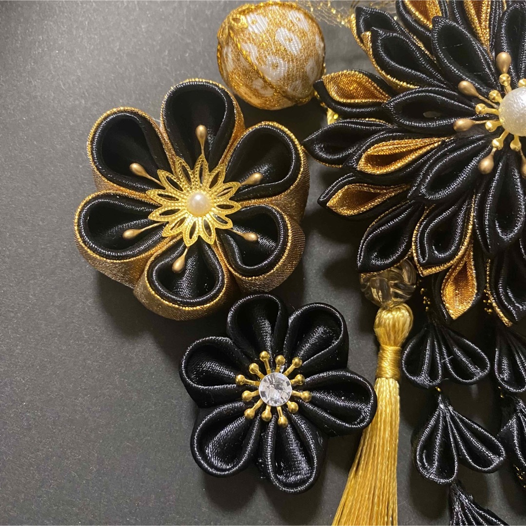 つまみ細工　髪飾り　キラキラ　黒金　12点セット ハンドメイドのアクセサリー(ヘアアクセサリー)の商品写真