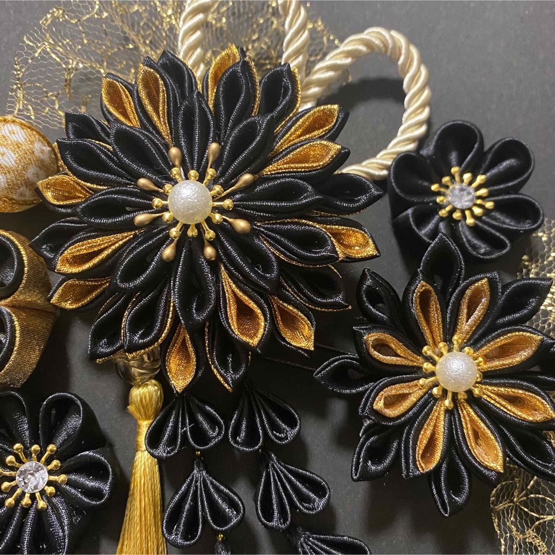 つまみ細工　髪飾り　キラキラ　黒金　12点セット ハンドメイドのアクセサリー(ヘアアクセサリー)の商品写真