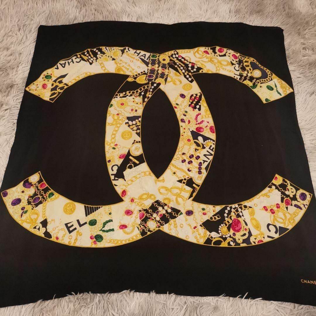 CHANEL(シャネル)の1117 シャネル　スカーフ　シルク　ココマーク　宝石柄　ヴィンテージ レディースのファッション小物(バンダナ/スカーフ)の商品写真