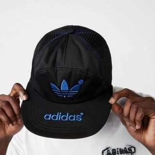 アディダス(adidas)の【海外限定】アディダス オリジナルス ブルー バージョン　アーカイブキャップ　黒(キャップ)