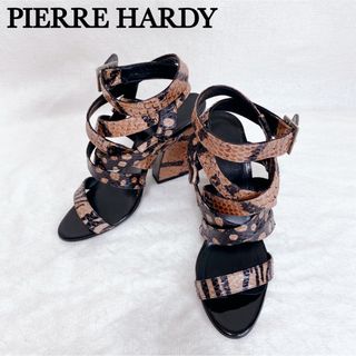 ピエールアルディ(PIERRE HARDY)のピエールアルディ パイソン ストラップ サンダル 太ヒール レディース (サンダル)