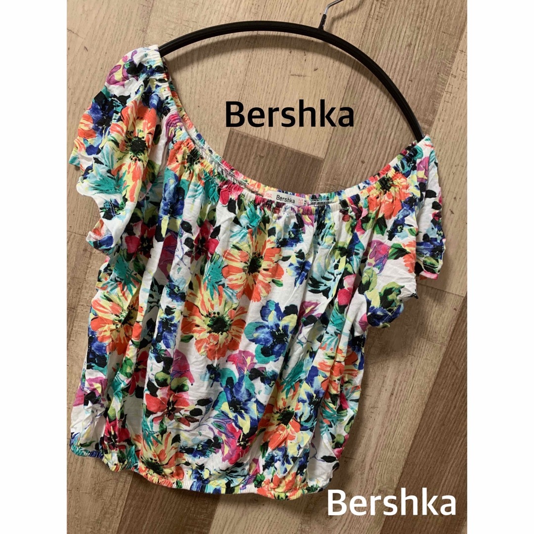 Bershka(ベルシュカ)のBershkaベルシュカ　花柄トップス　夏 レディースのトップス(カットソー(半袖/袖なし))の商品写真