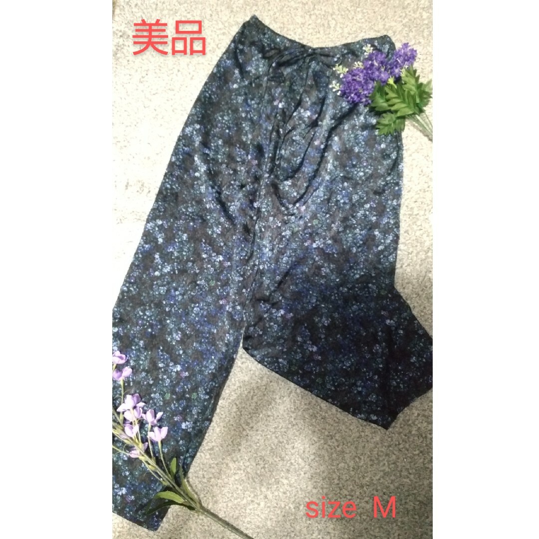 UNIQLO(ユニクロ)の22 ユニクロ 青 パンツ 光沢のある生地 花柄 ウエストゴム ゆったり レディースのパンツ(カジュアルパンツ)の商品写真