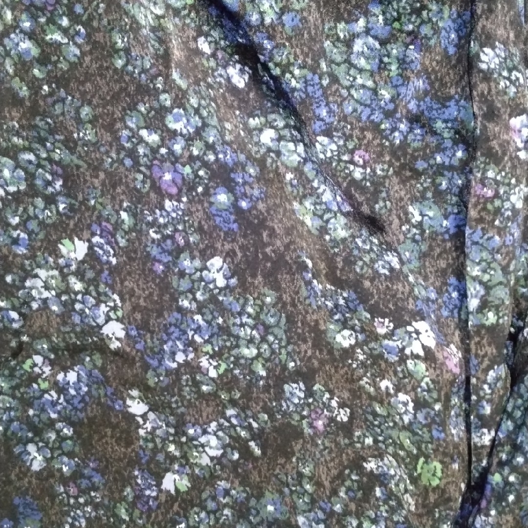 UNIQLO(ユニクロ)の22 ユニクロ 青 パンツ 光沢のある生地 花柄 ウエストゴム ゆったり レディースのパンツ(カジュアルパンツ)の商品写真