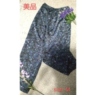 ユニクロ(UNIQLO)の22 ユニクロ 青 パンツ 光沢のある生地 花柄 ウエストゴム ゆったり(カジュアルパンツ)