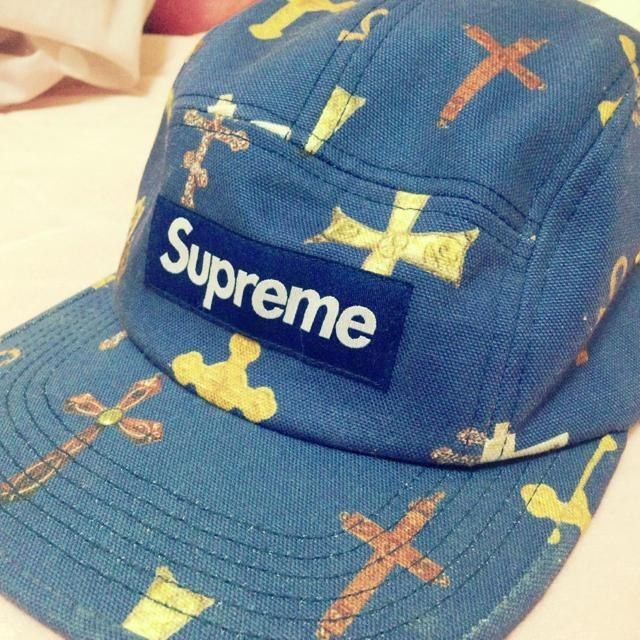 Supreme(シュプリーム)のSupreme CROSSES ネイビー レディースの帽子(キャップ)の商品写真