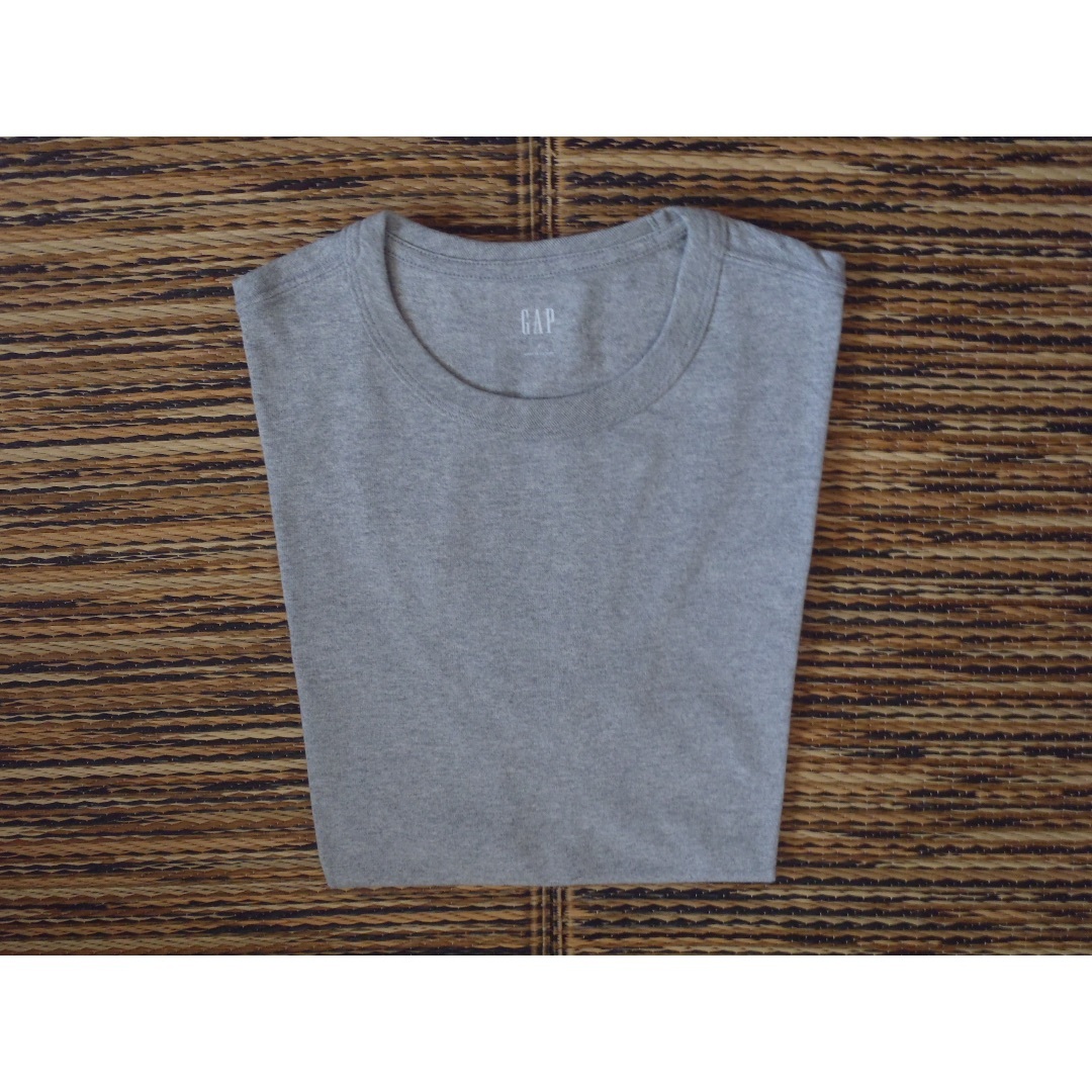 GAP(ギャップ)のGAP ギャップ コットン T-シャツ グレー S size (M相当) 未使用 メンズのトップス(Tシャツ/カットソー(半袖/袖なし))の商品写真