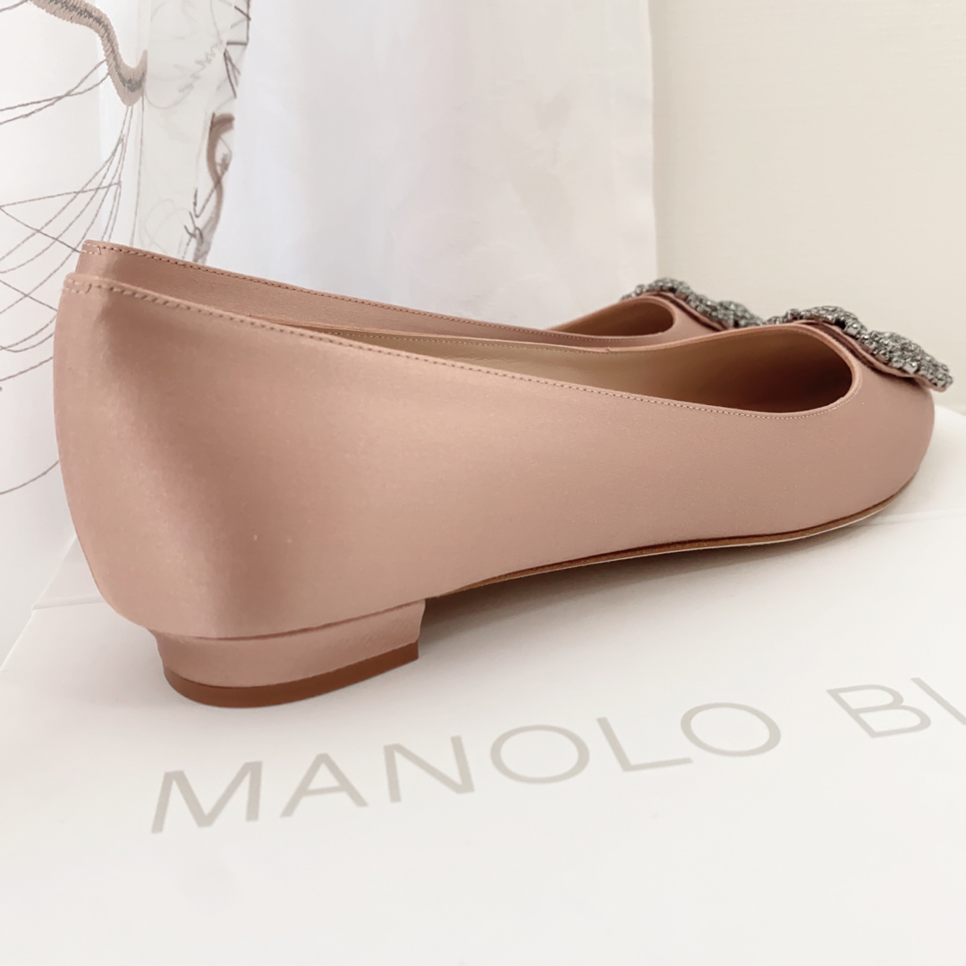 MANOLO BLAHNIK(マノロブラニク)の残り１【新品】マノロブラニク サテン ビジュー ハンギシ フラットシューズ 39 レディースの靴/シューズ(バレエシューズ)の商品写真