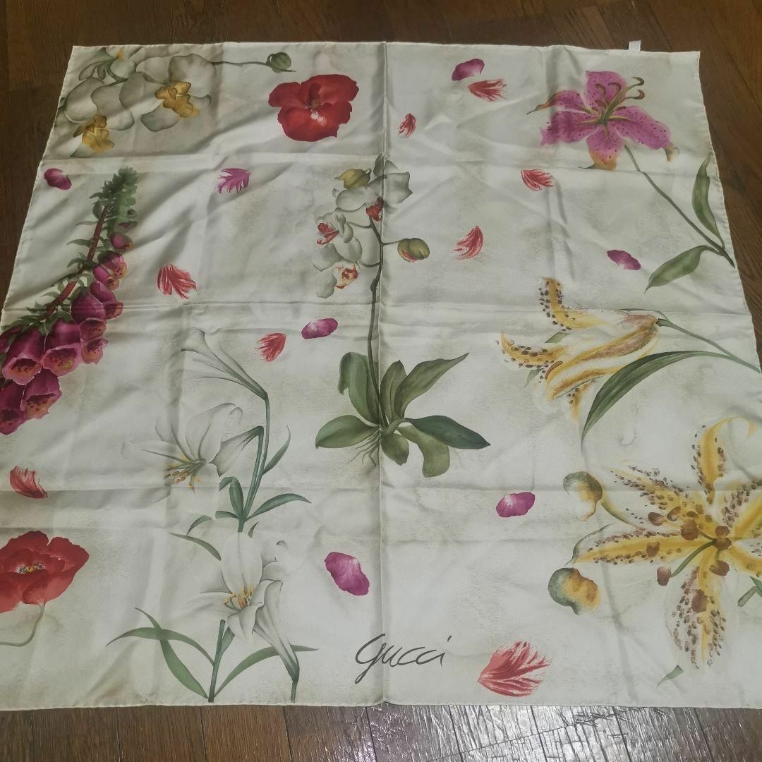 季節のおすすめ商品 1171未使用 グッチ スカーフ シルク 花柄