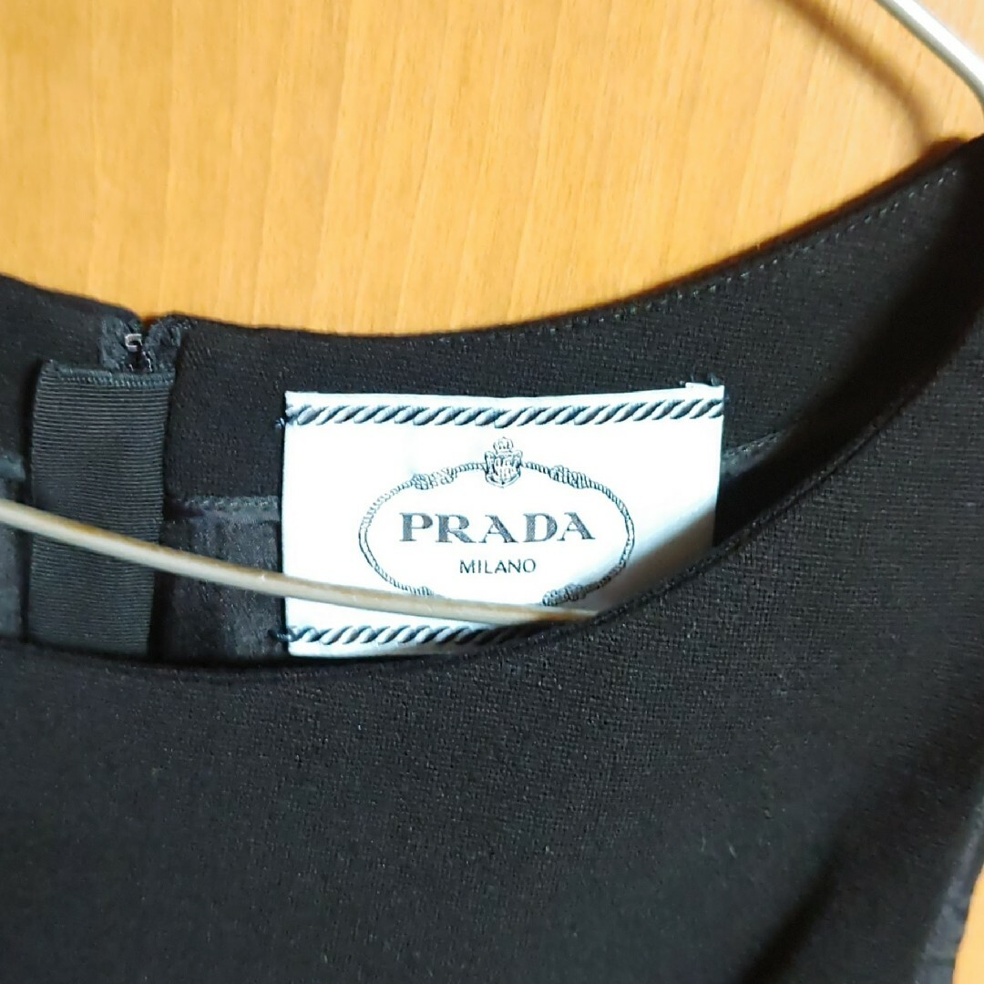 PRADA(プラダ)の7号 PRADA 新品同様 ノースリーブワンピース 厚手 黒 クリーニング済み レディースのワンピース(ひざ丈ワンピース)の商品写真