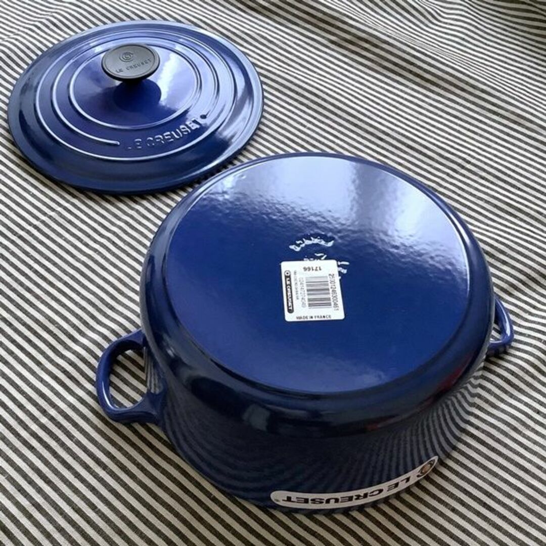 LE CREUSET(ルクルーゼ)の【スノウリングベルおまけ付】ルクルーゼ ココットロンド 24 コバルト インテリア/住まい/日用品のキッチン/食器(鍋/フライパン)の商品写真