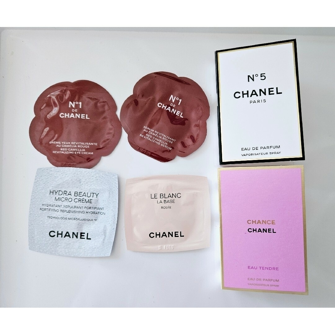 CHANEL(シャネル)のCHANEL サンプル7点 美容液 ベース クリーム 香水　ピンバッジ コスメ/美容のキット/セット(サンプル/トライアルキット)の商品写真