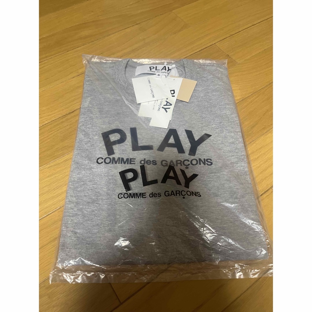 COMME des GARCONS(コムデギャルソン)のプレイコムデギャルソン ロゴ＆ハートTシャツ (GRAY)MEN'S  Ｓサイズ メンズのトップス(Tシャツ/カットソー(半袖/袖なし))の商品写真