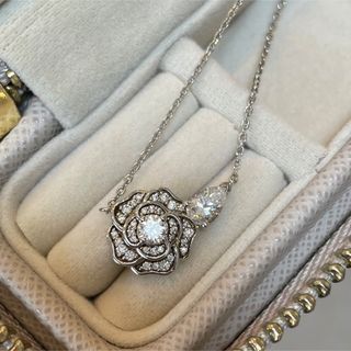 特集 モアサナイト CHANELカメリア風ネックレス ネックレス