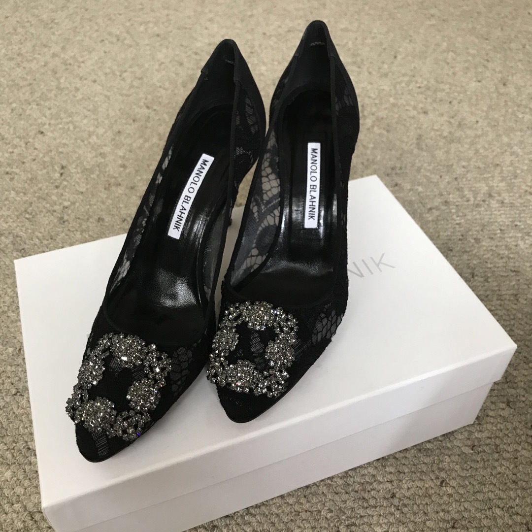 MANOLO BLAHNIK レースハンギシパンプス