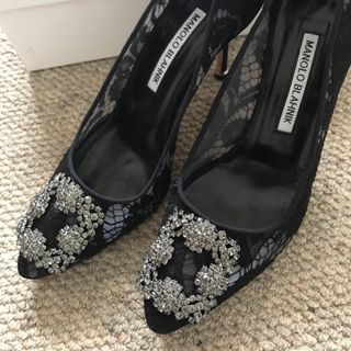 マノロブラニク(MANOLO BLAHNIK)のマノロブラニクハンギシ　レースブラックパンプス(ハイヒール/パンプス)