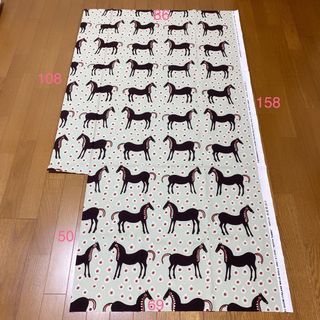 マリメッコ(marimekko)のマリメッコ  ムスタタンマ　馬柄　普通生地　グリーン(生地/糸)