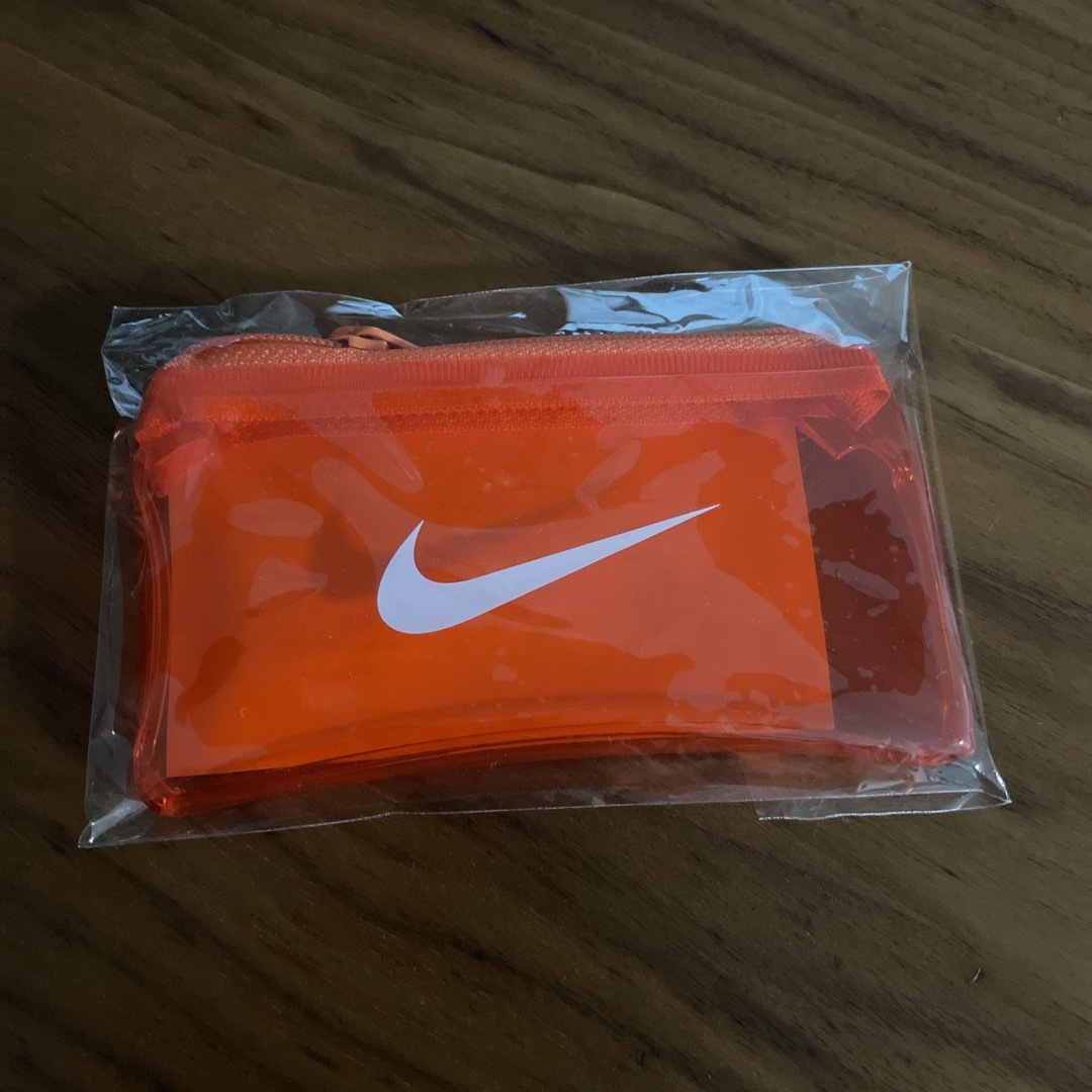 NIKE(ナイキ)のNIKE オレンジ　マルチケース　非売品　未使用品 レディースのファッション小物(ポーチ)の商品写真