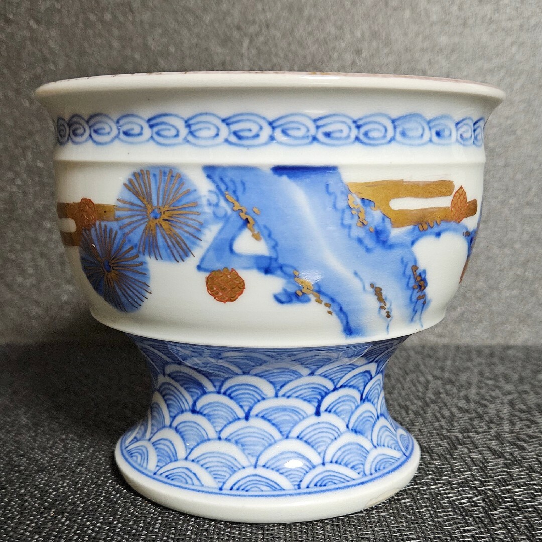 江戸時代末期~明治時代 古伊万里 染付 金彩色絵 松に波文様に金魚の図 盃洗 江戸時代末期~明治時代 古伊万里 染付 金彩色絵 松に波文様に金魚の図 盃洗