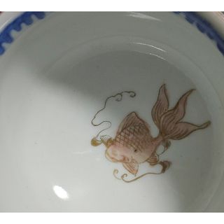 江戸時代末期~明治時代 古伊万里 染付 金彩色絵 松に波文様に金魚の図 盃洗 江戸時代末期~明治時代 古伊万里 染付 金彩色絵 松に波文様に金魚の図 盃洗